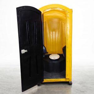Interior de baño químico portátil con estanque ergonómico y paredes lisas para máxima higiene.
