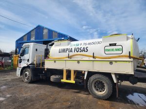 Camión cisterna de Fosas del Ranco para succión de fosas sépticas y aguas servidas domiciliarias.